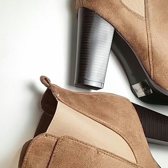 🆕 Taupe Chelsea Boot Faux Suede Chunky Heel 🆕 - Picture 6 of 8